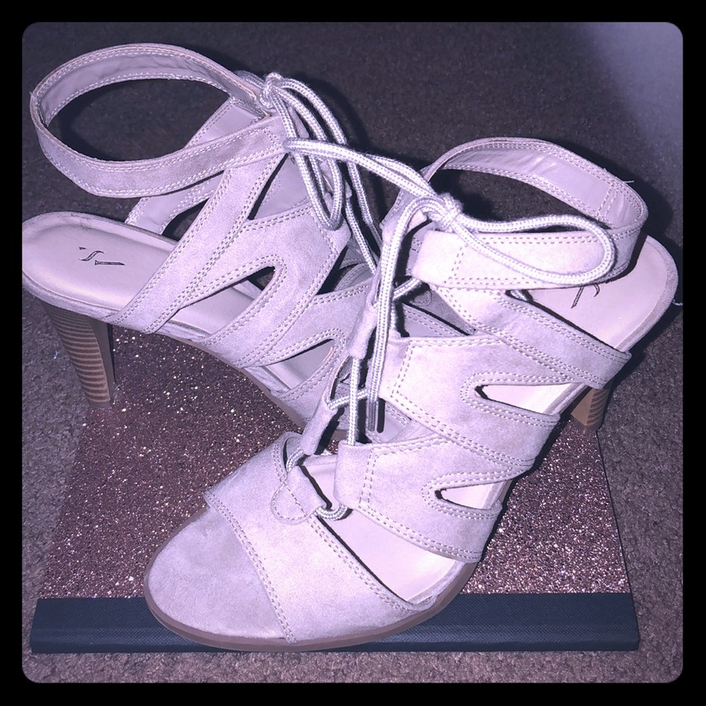 EUC - 9.5 Vera Wang Strappy Heels, Blush Nude